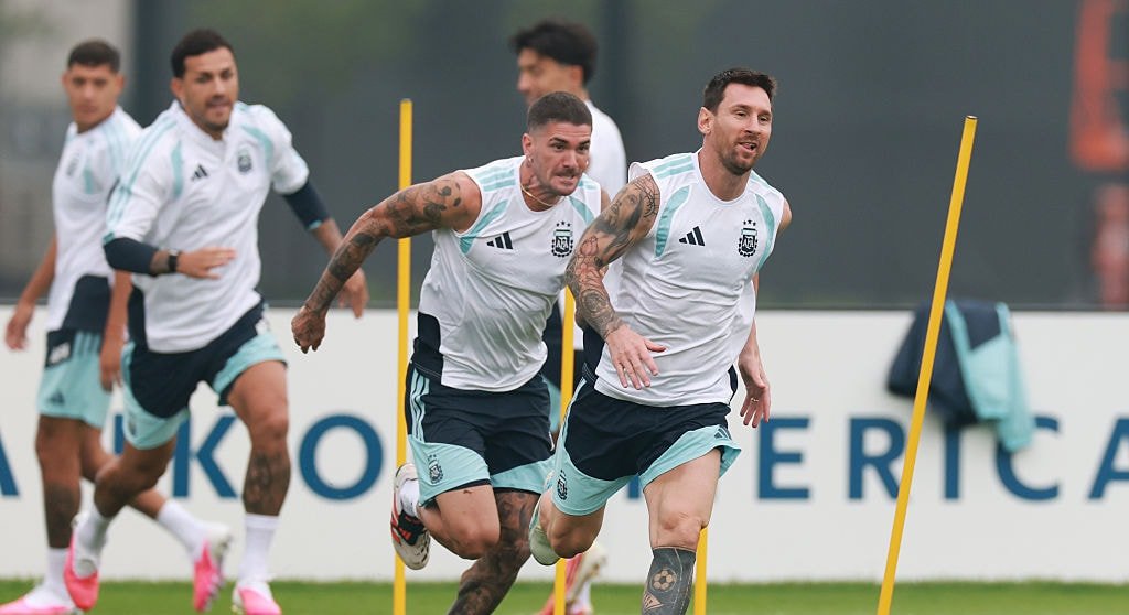 Lionel Messi Shows World Cup Final Commitment, Trains Under Heavy Rain