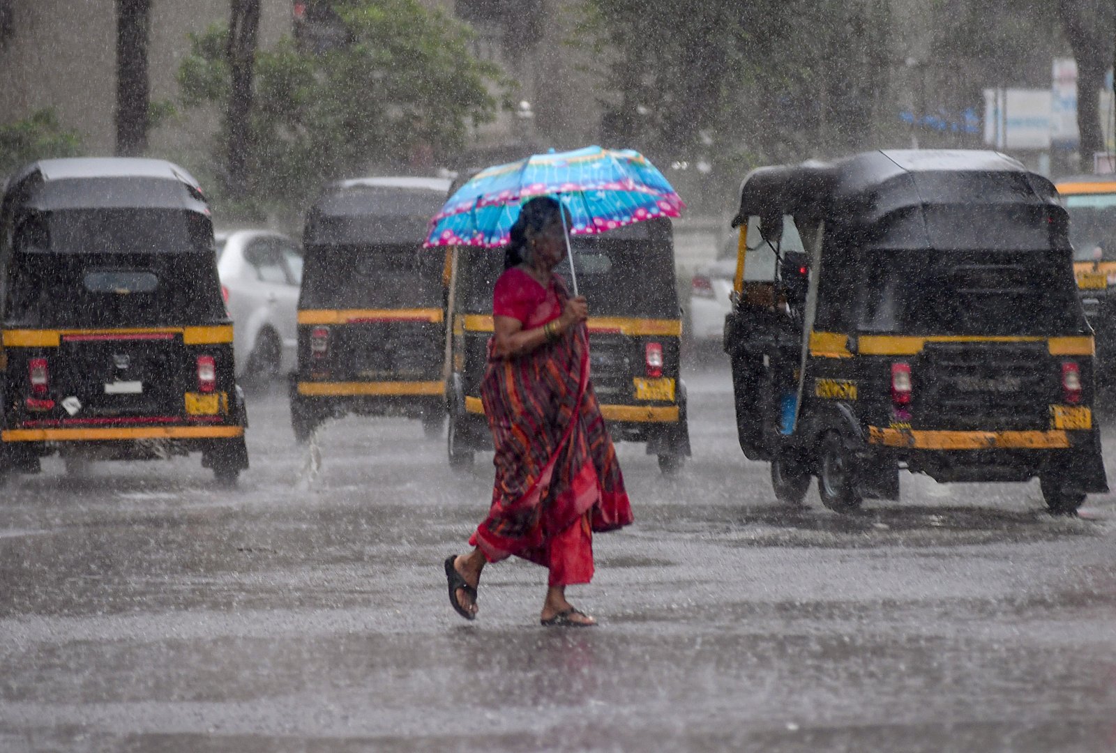 Mumbai Rain News Live Updates: Heavy Showers Lash City, Waterlogging Reported