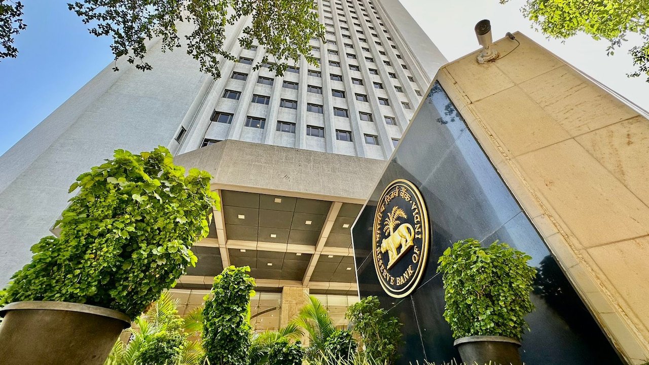 RBI Says Banks Raise $17.4 Billion Under FCNR(B) Deposit Scheme Since June 8