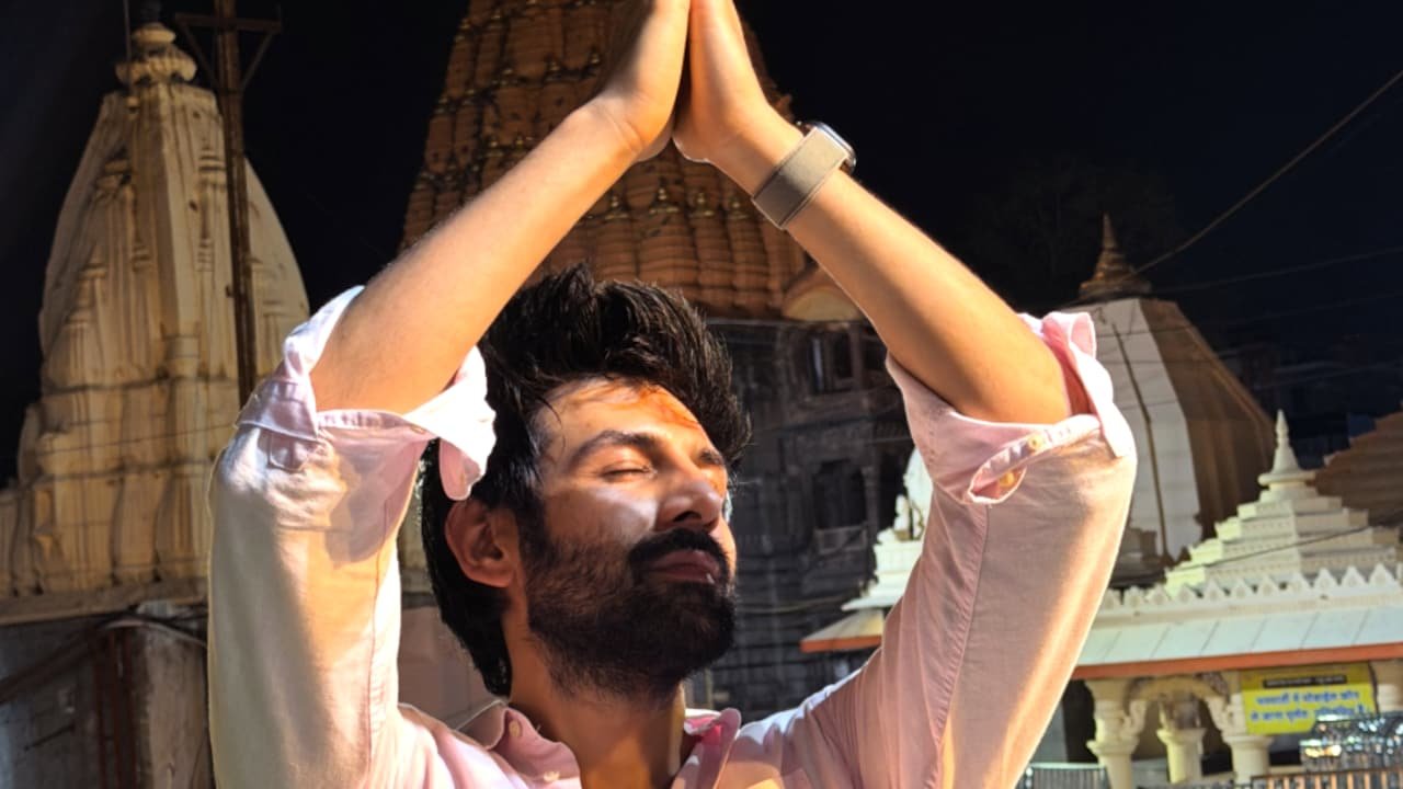 Fresh Off His First National Award Win, Kartik Aaryan Visits Ujjain's Mahakaleshwar Temple With Parents