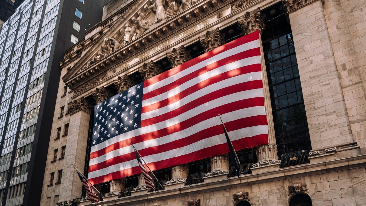 Nasdaq, S&P 500 In Red As Chip Stocks Slump; Dow Edges Higher Despite Oil Jitters