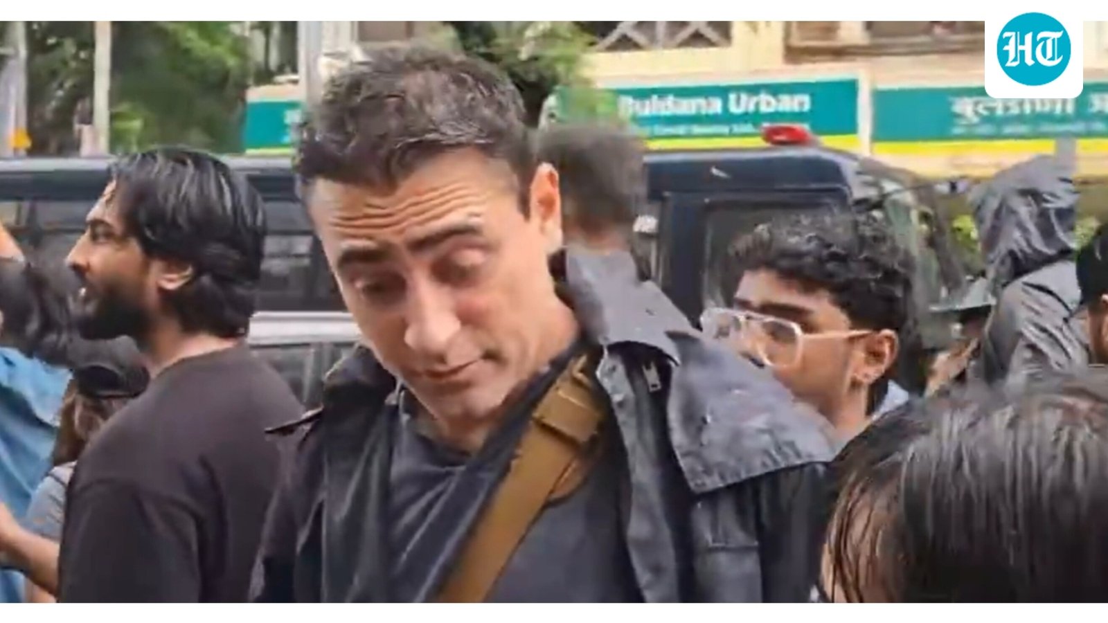 Imran Khan joins CJP protest in Mumbai, marches with students and clicks pictures with them. Watch
