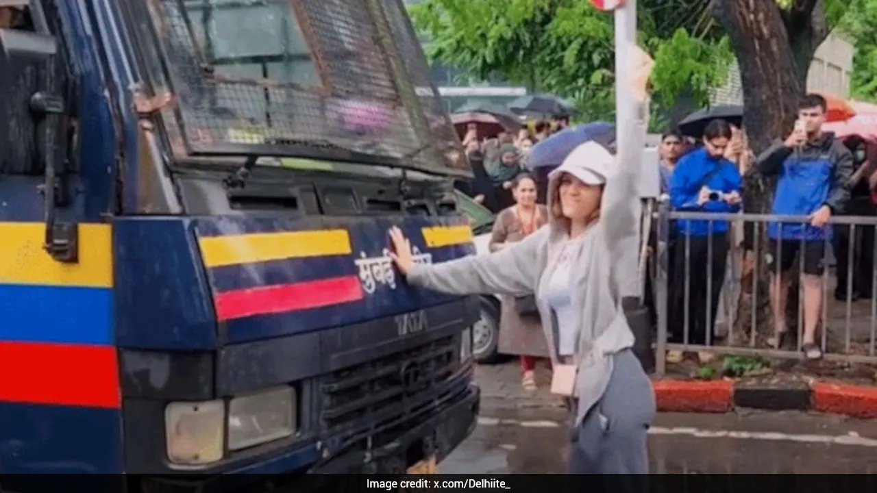 Meet Mumbai Woman Who Was Seen Blocking Police Van During CJP Protests