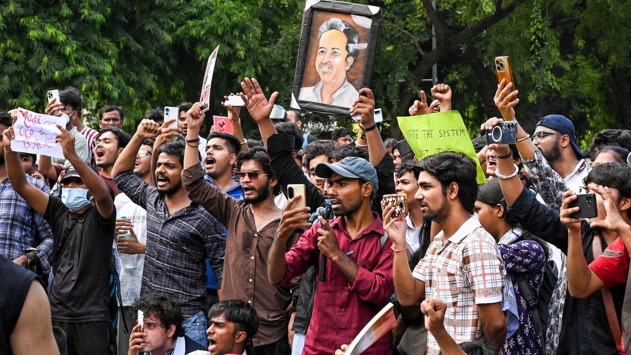 Govt Orders Suspension Of Mobile Internet Services Near Jantar Mantar Till Midnight