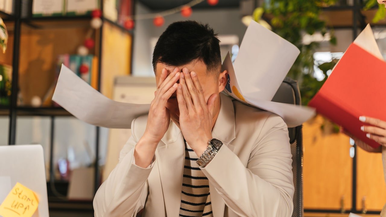 'I Would Go Into Hyper-Alert Mode': Man Reveals Manager's Online Status Triggered Workplace Anxiety