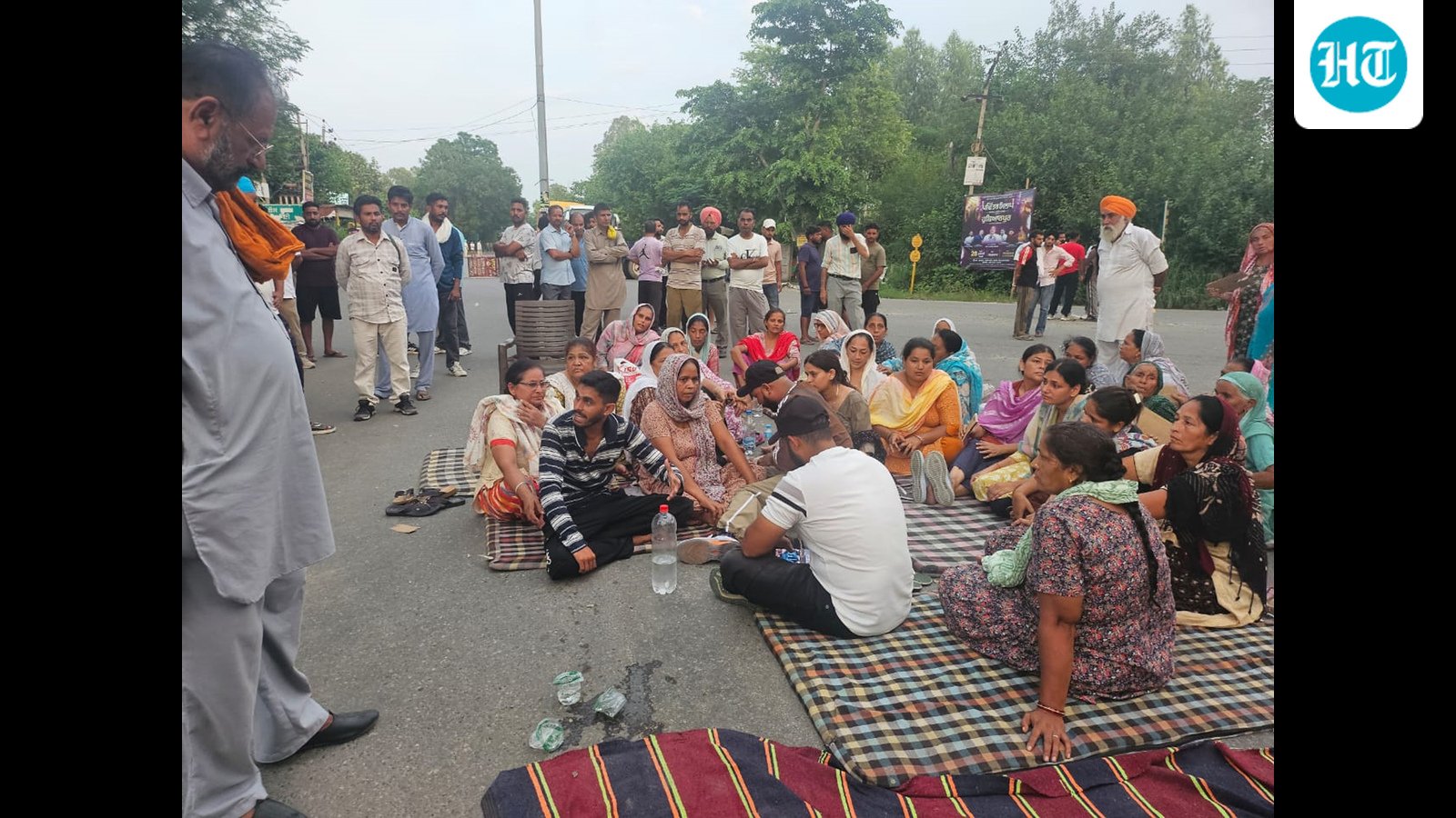 Hoshiarpur: Murdered AAP sarpanch’s family holds protest, alleges police inaction