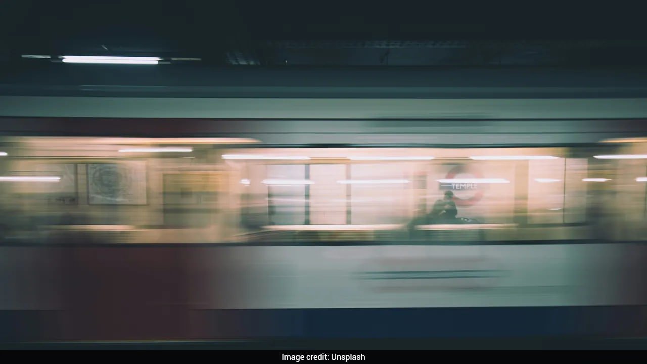 "Simple Act of Humanity": Man Thanks Mumbai Metro Strangers For Returning Lost Phone