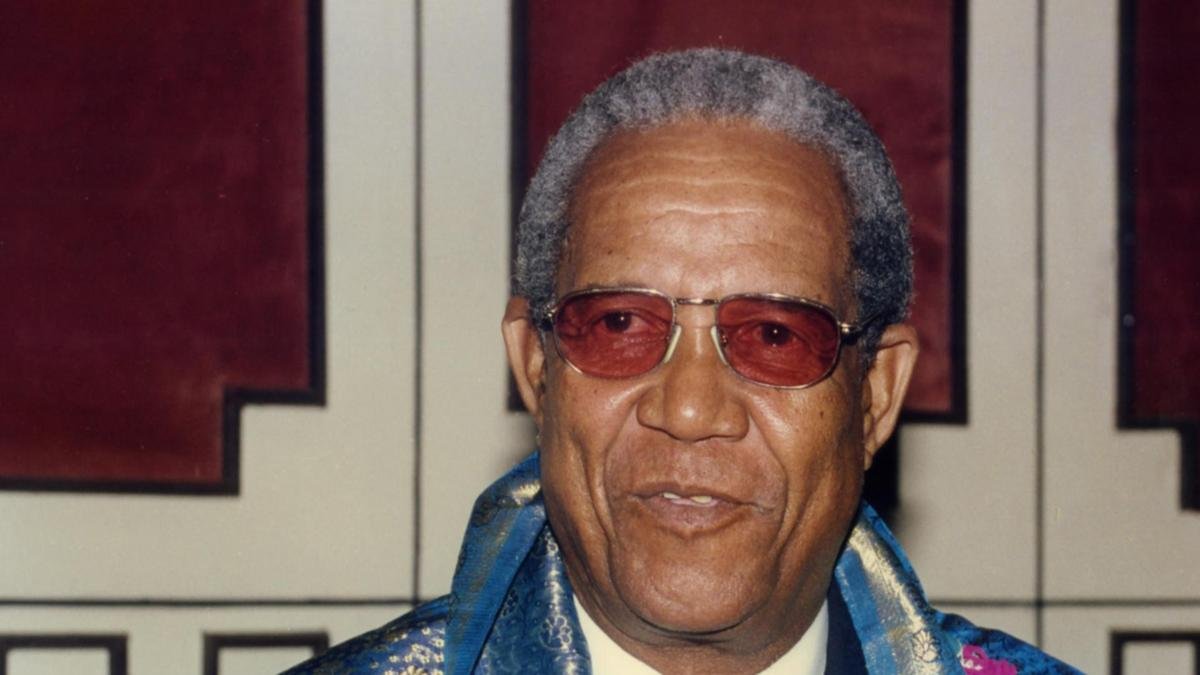A tap on Gavaskar's shoulder for luck, Doshi recalls Sobers' superstitious side