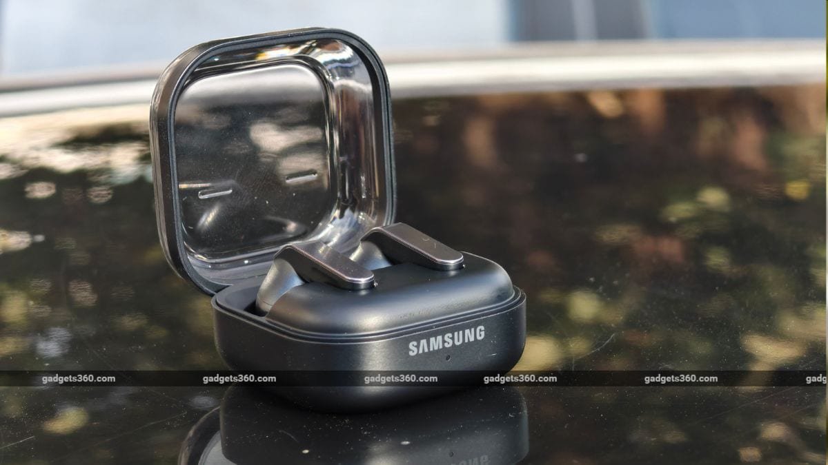 Samsung Working on New Galaxy Buds With Ear Hooks Design, Leak Suggests
