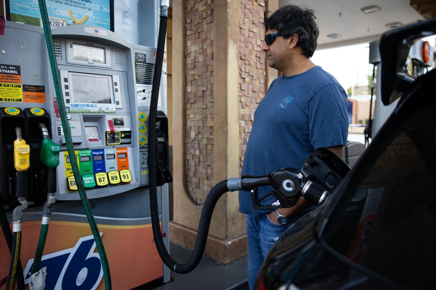 L.A. gas prices are crazy again. Here's how to find the few pumps that are slightly more sane