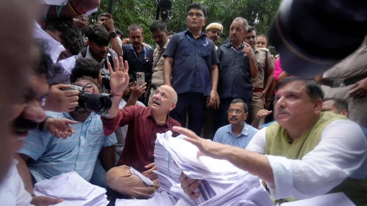 AAP protest E20 petrol policy: Kejriwal, Sisodia stage sit-in after march to PM Modi's residence stopped