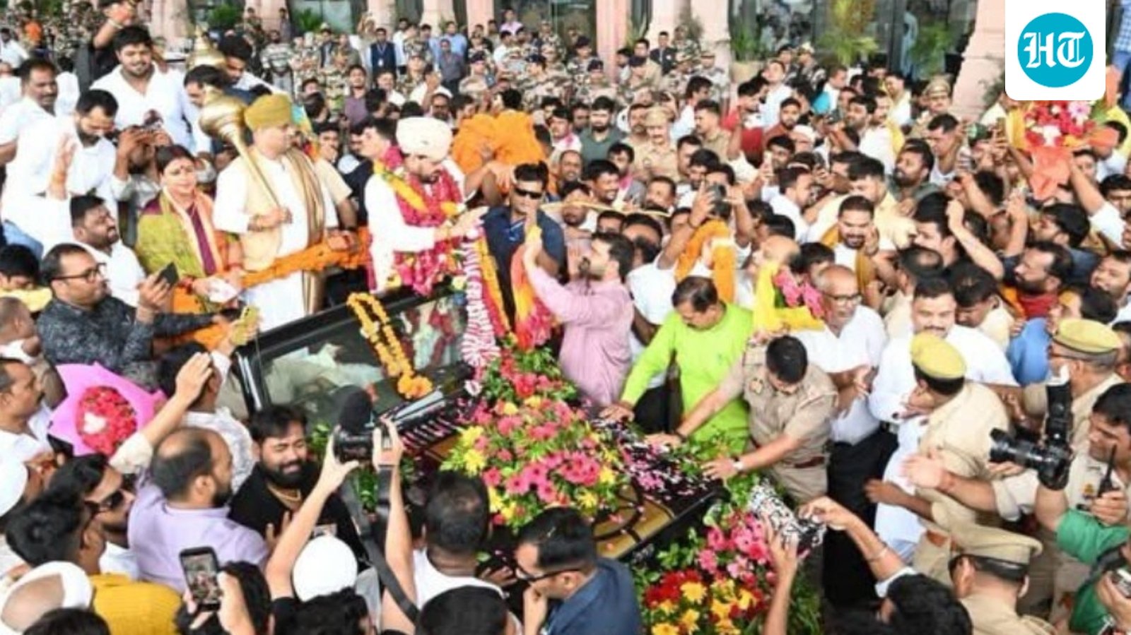 Flower petals, ‘sher aaya’ slogans: Brij Bhushan gets grand welcome after acquittal in sexual harassment case | Video