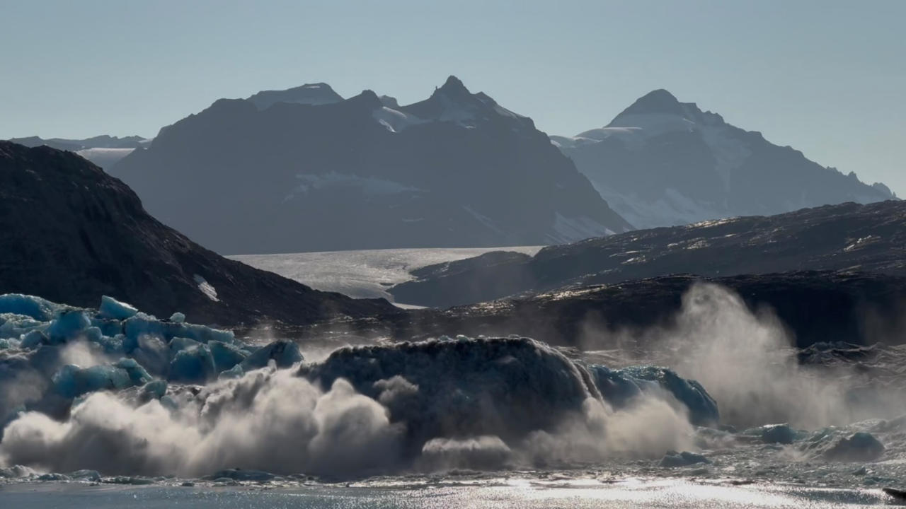 18-million-tonne section breaks away from Greenland glacier