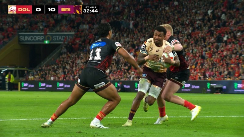 Mam slices through, slams ball down