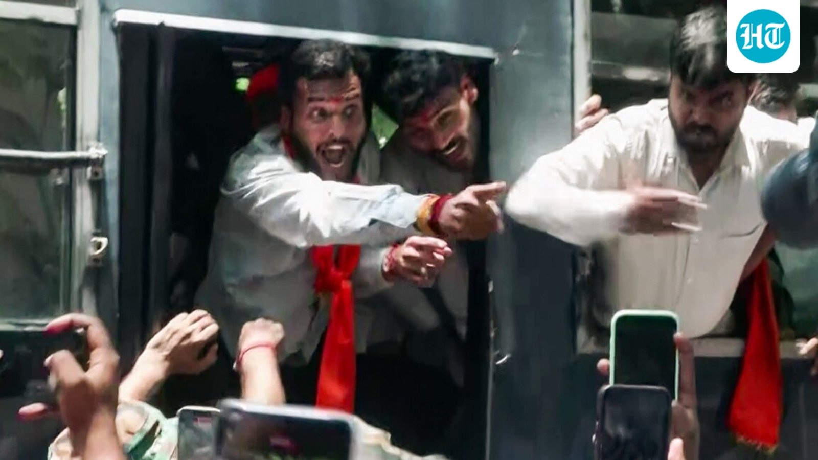 Chaos in Ranchi: 110 ABVP workers detained, protesters climb on police bus