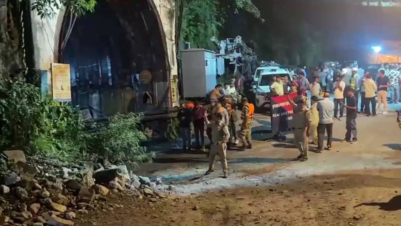 7 dead, 2 missing after water, debris enter under-construction tunnel in U'khand