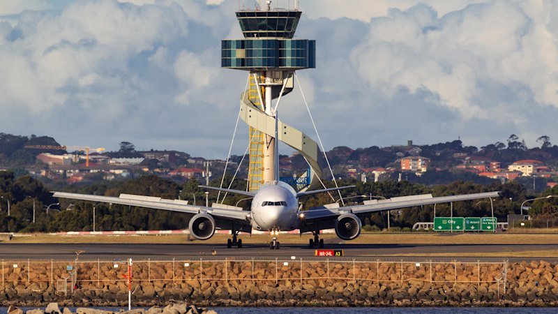 Airservices waited four days to report Sydney airport near miss