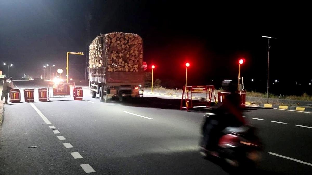 Highway turning dangerous for speeding vehicles at dead of night