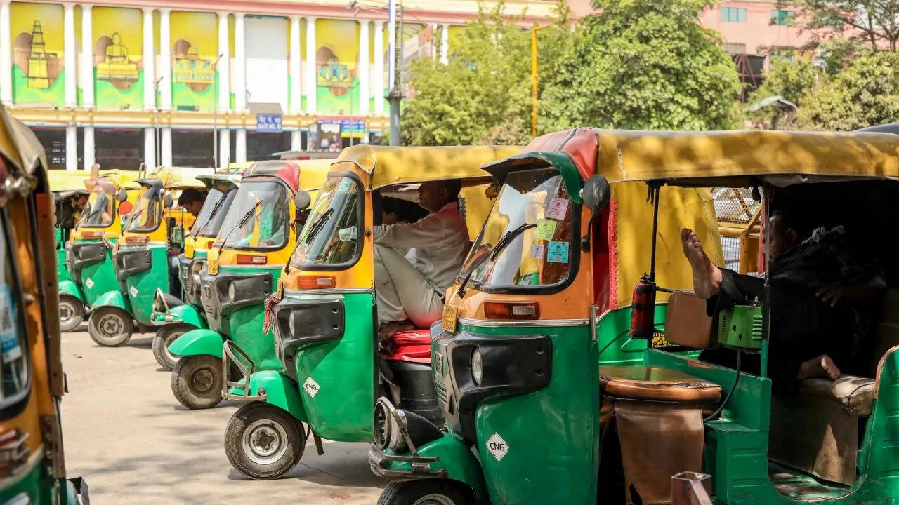 Delhi auto union holds protest over welfare board, transport issues