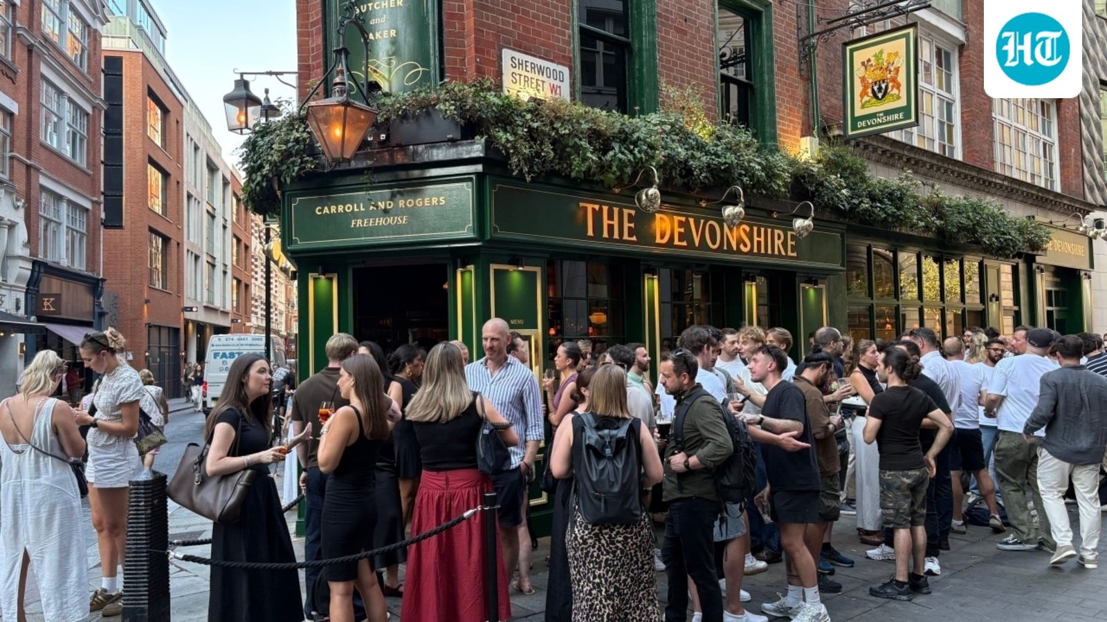 Crackdown on Sidewalk Drinking Pits British Pubgoers Against the ‘Fun Police’