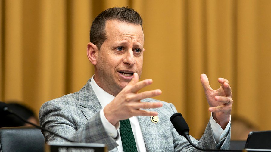 Moskowitz wards off DSA-backed challenger in Florida primary for toss-up House seat 