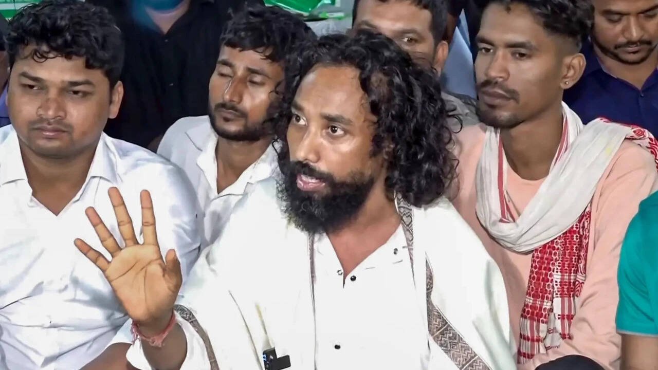 Jharkhand students halt protest, give 2-month ultimatum to Soren govt