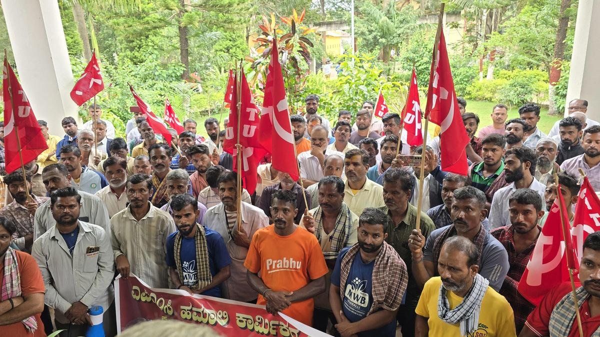 Hamalis stage protest in Hubballi for immediate revision of minimum wages