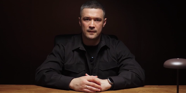 Ukraine's former defense minister calls for elections and denounces corruption, defying Zelensky