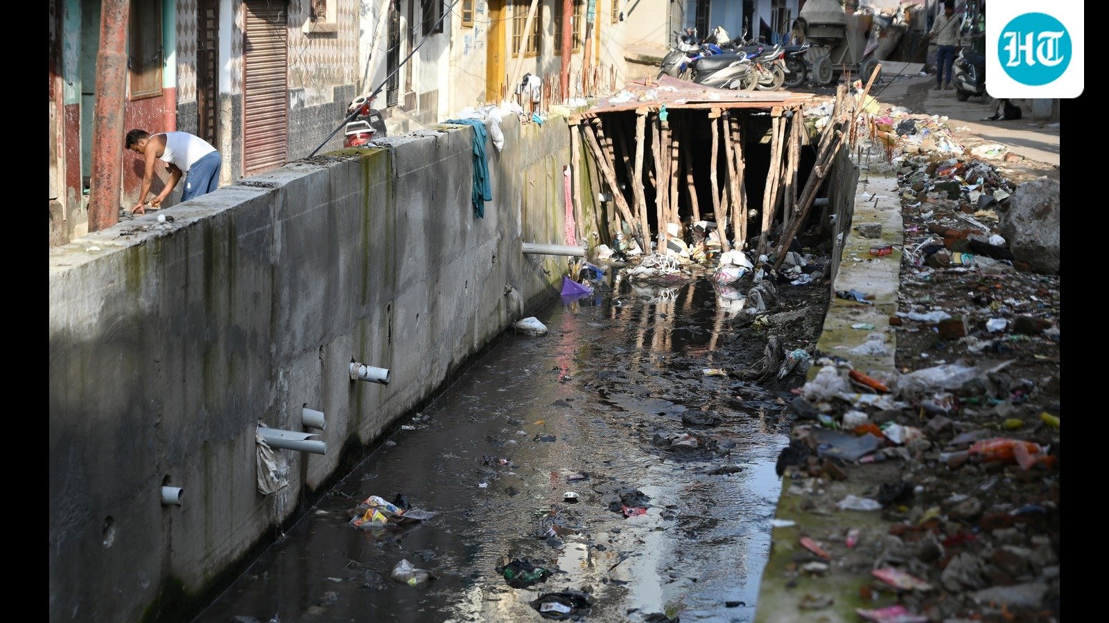 Lko mayor pulls up contractor as civic projects delayed