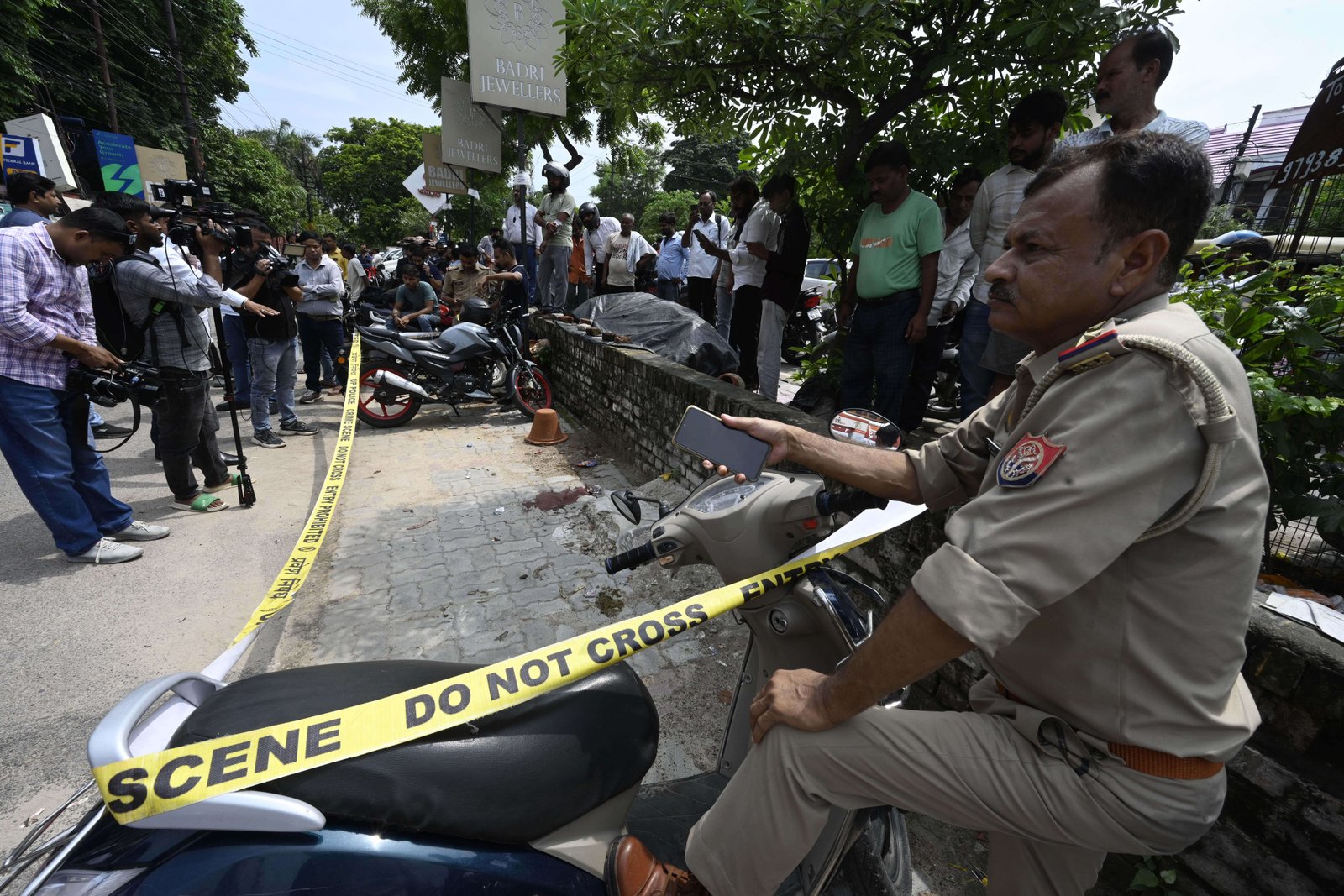 Journalist sister alleges husband followed and shot Divya Mishra near bank gate