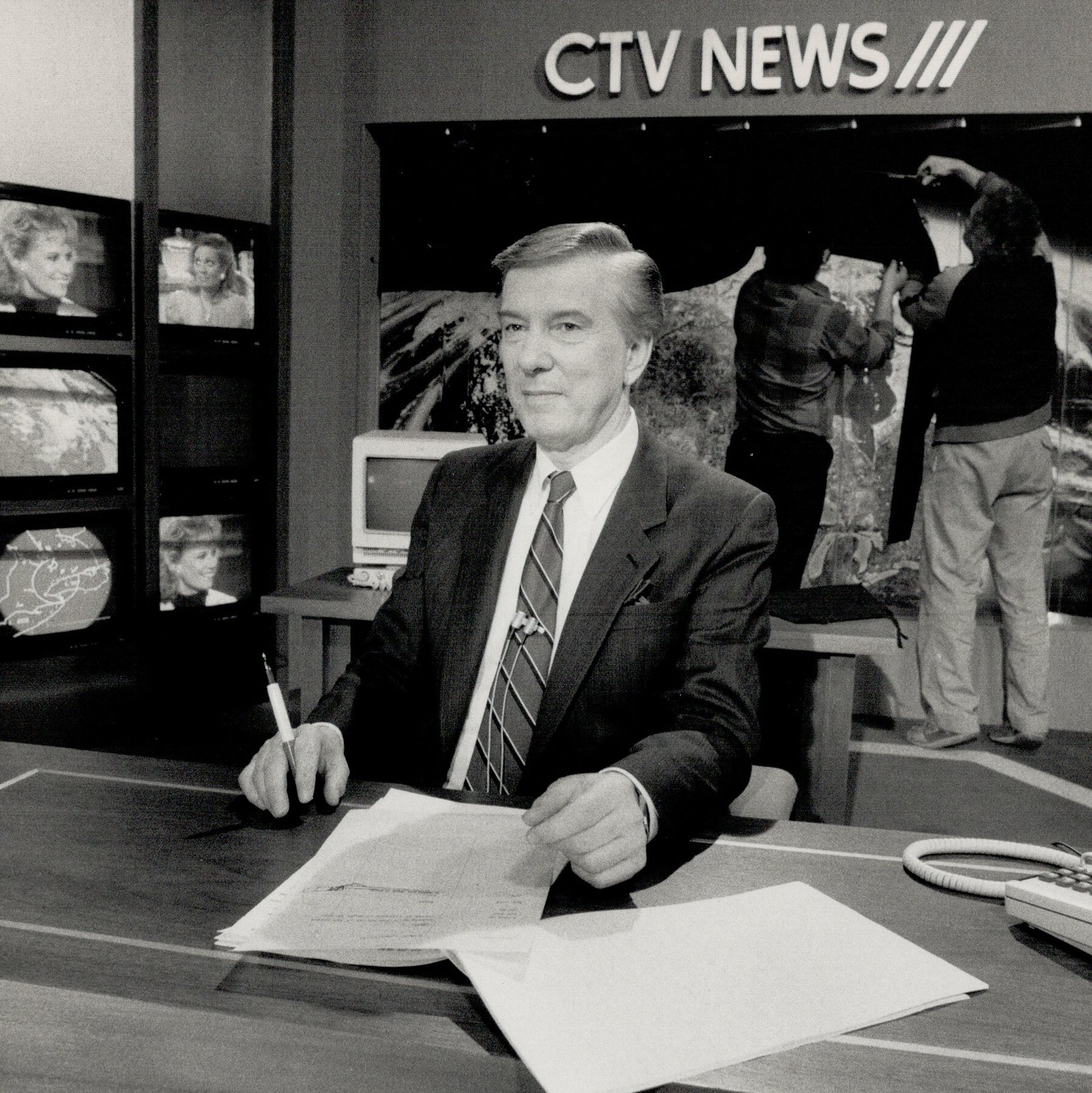 Lloyd Robertson, Unflappable Canadian Broadcaster, Dies at 92