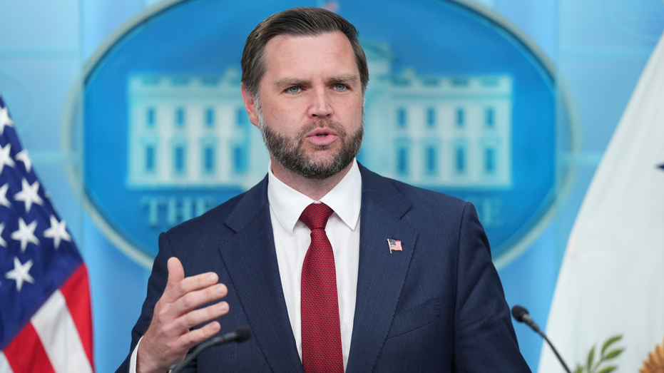 Vance reveals who's behind his recent weight loss in first White House press briefing since July