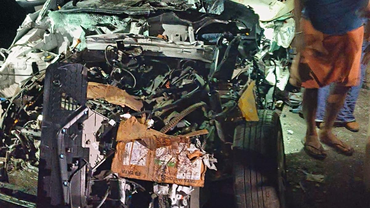 Eight killed as car rams parked lorry on NH 66 in Thrissur