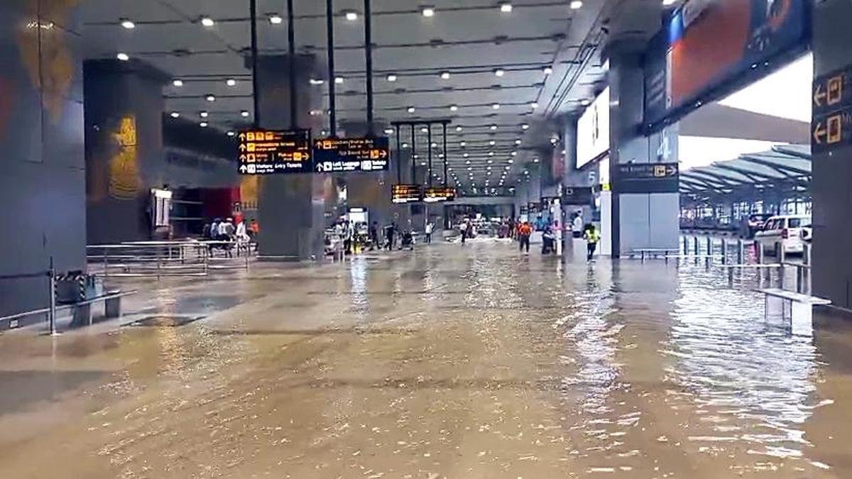 Afternoon showers lead to waterlogging at Delhi airport