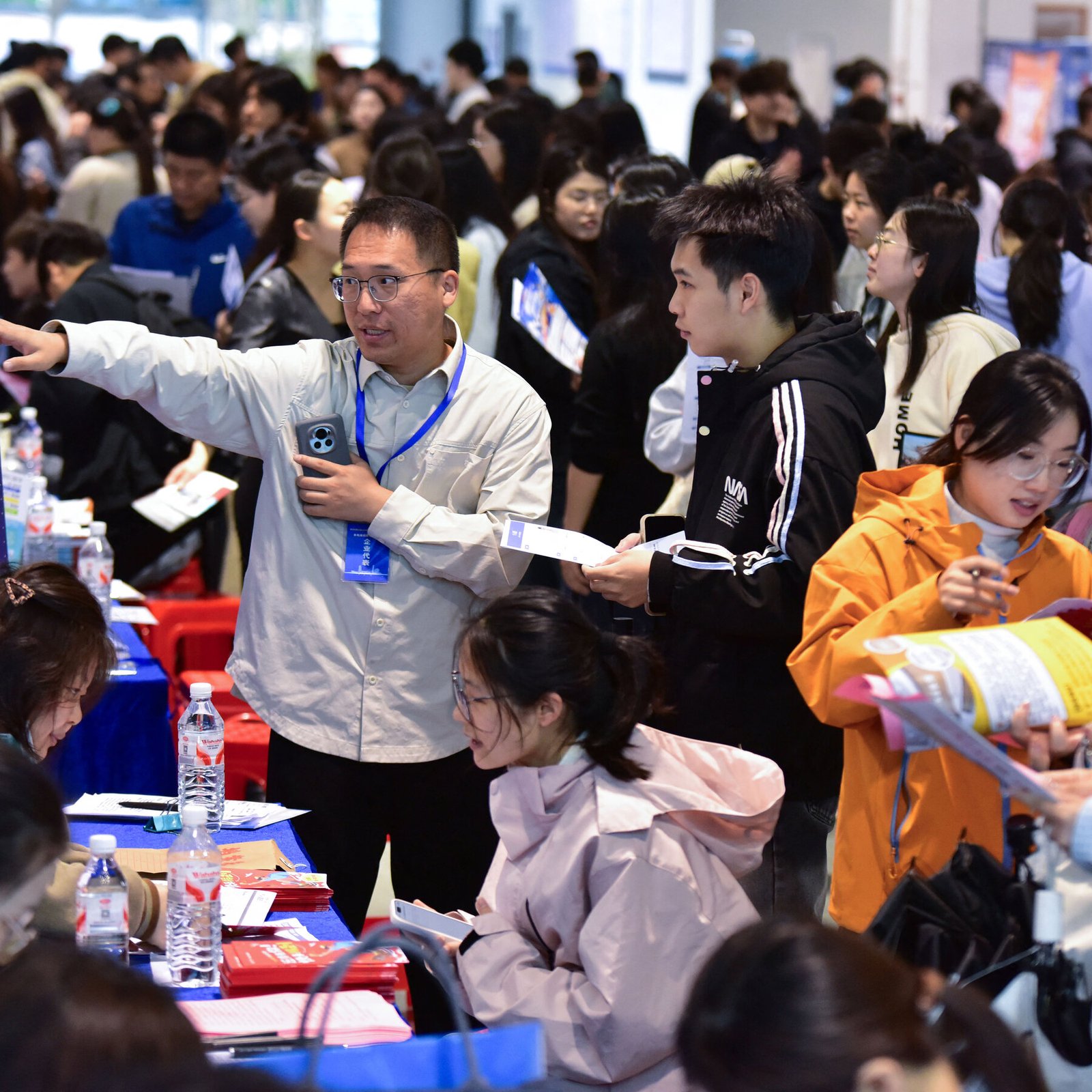 China’s New Graduates, Facing a Dire Job Market, Must Also Contend With A.I.