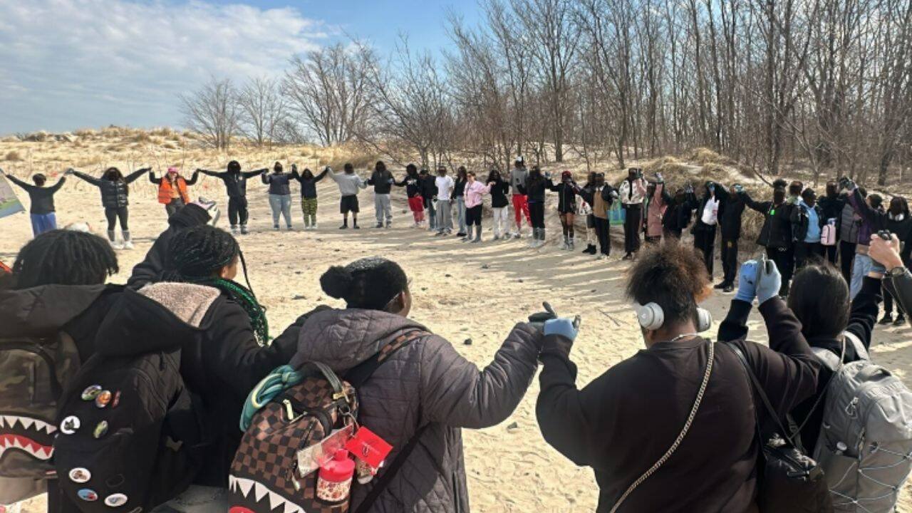 4,000 NYC students plant 100,000 beachgrass stalks to protect 50,000 people