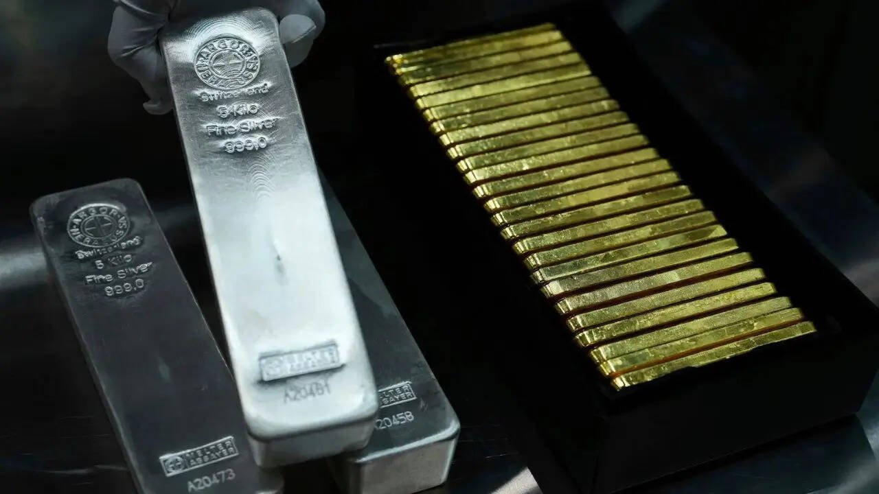 Gold prices ease as Middle East tensions fuel rate hike concerns