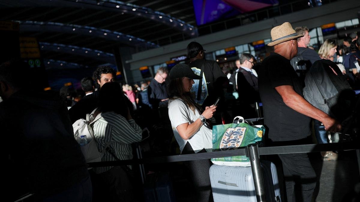UK airports hit by fresh disruption after air traffic control glitch