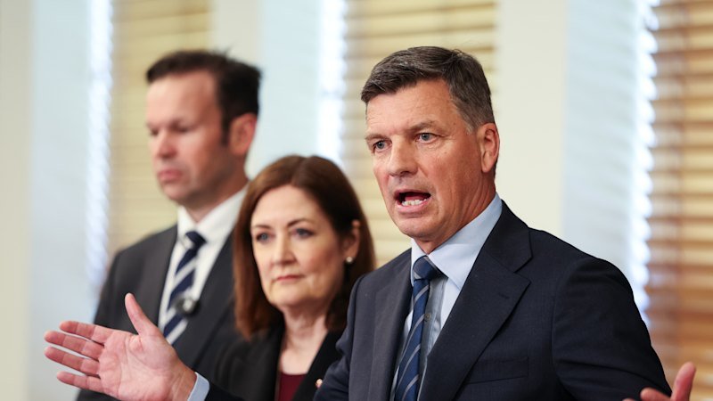 Migration standoff: Taylor wants 75,000 fewer arrivals than Labor