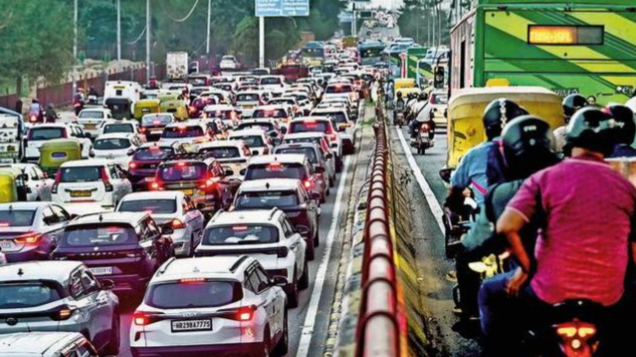 Delhi traffic hit on Ashram-Sarai Kale Khan stretch, near AIIMS; cops cite rain, vehicle breakdowns
