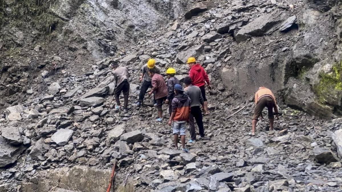 Man killed by falling boulders near Cheerbasa Helipad as Kedarnath Yatra suspended temporarily