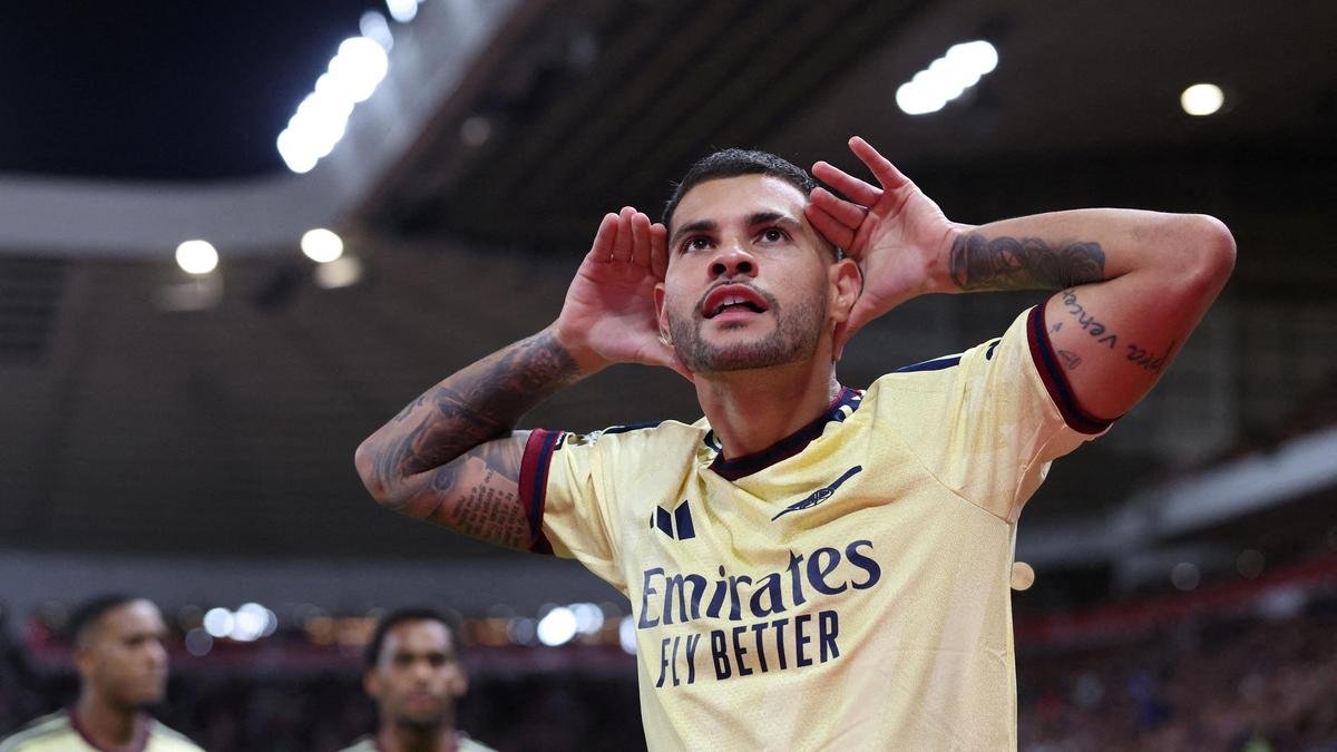 Arsenal go three points clear as Liverpool, Chelsea stumble