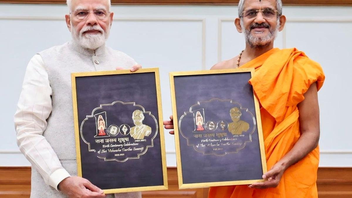 Before winding up Delhi Chaturmasya Vrata, Pejawar seer meets PM