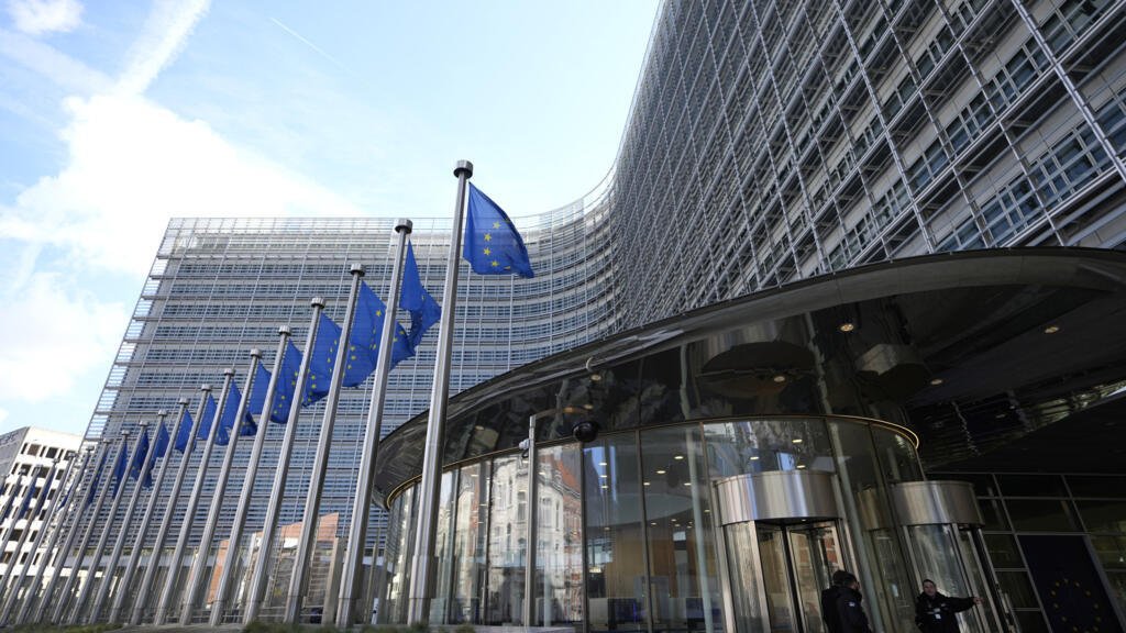 EU resumes talks on lifting sanctions on two Russian oligarchs as deadline looms