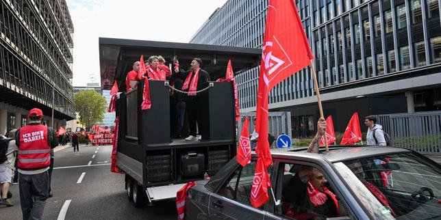German auto workers protest to save jobs and factories in crisis-hit industry